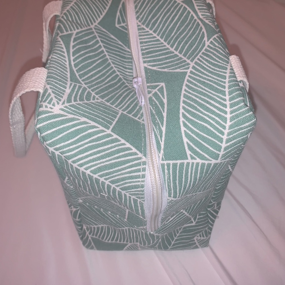 leaf pattern lunch box ! - Picture 2 of 3